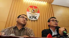 Plt Wakil Ketua KPK Johan Budi saat konferensi pers di Gedung KPK, Jakarta, Jumat (14/8/2015). KPK resmi menetapkan Bupati Musi Banyuasin Pahri Azhari dan istrinya sebagai tersangka kasus suap di Kabupaten Musi Banyuasin. (Liputan6.com/Helmi Afandi)