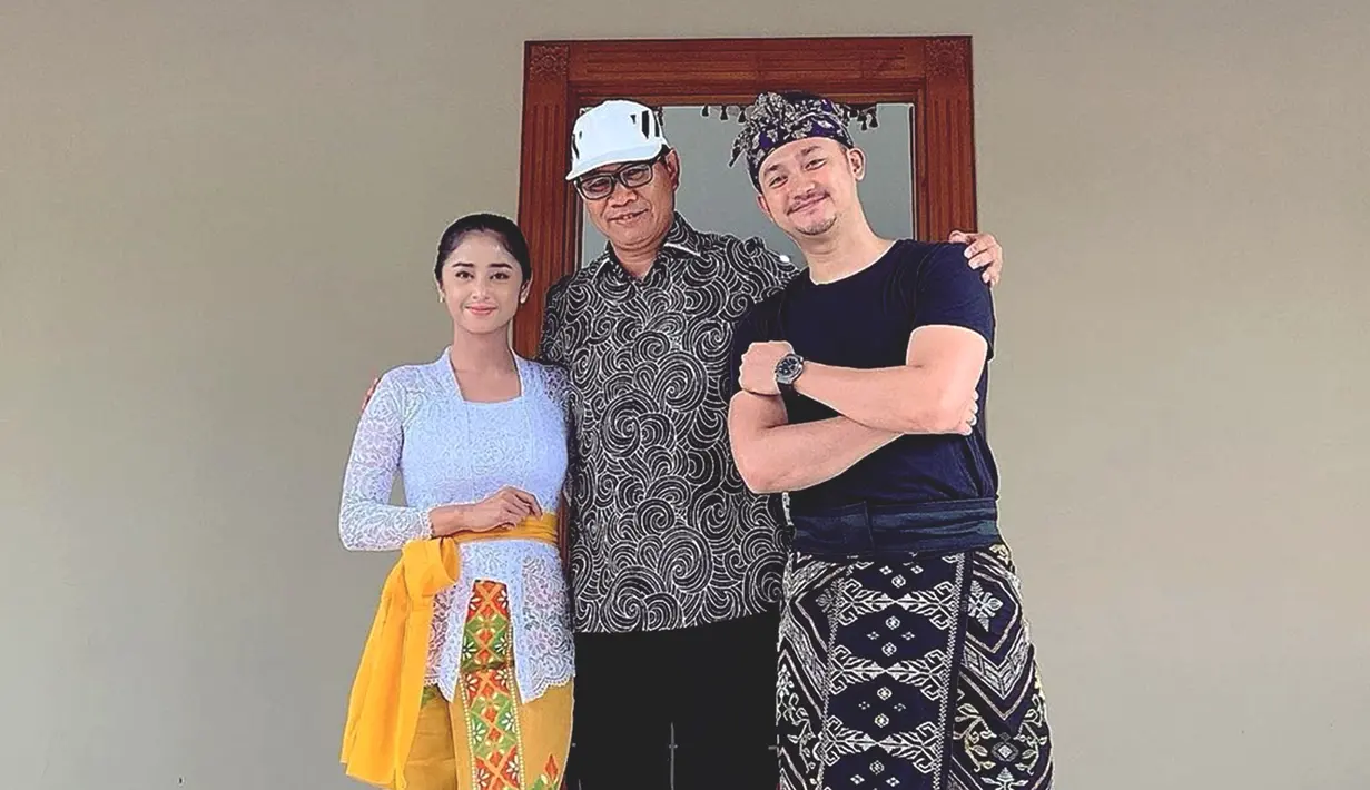 Dalam kunjungannya ke Bali, ia pun sempatkan untuk mampir di kediaman Wakil Bupati Badung, Bali. Terlihat bahwa DP dan suami sangat akrab dan malah menginap di kediamannya. (Liputan6.com/IG/@dewiperssikreal)