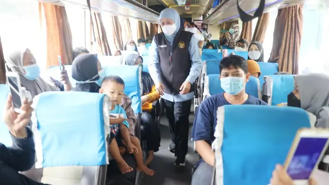 Khofifah menyapa pemudik gratis tujuan sejumlah daerah di Jatim. (Dian Kurniawan/Liputan6.com)