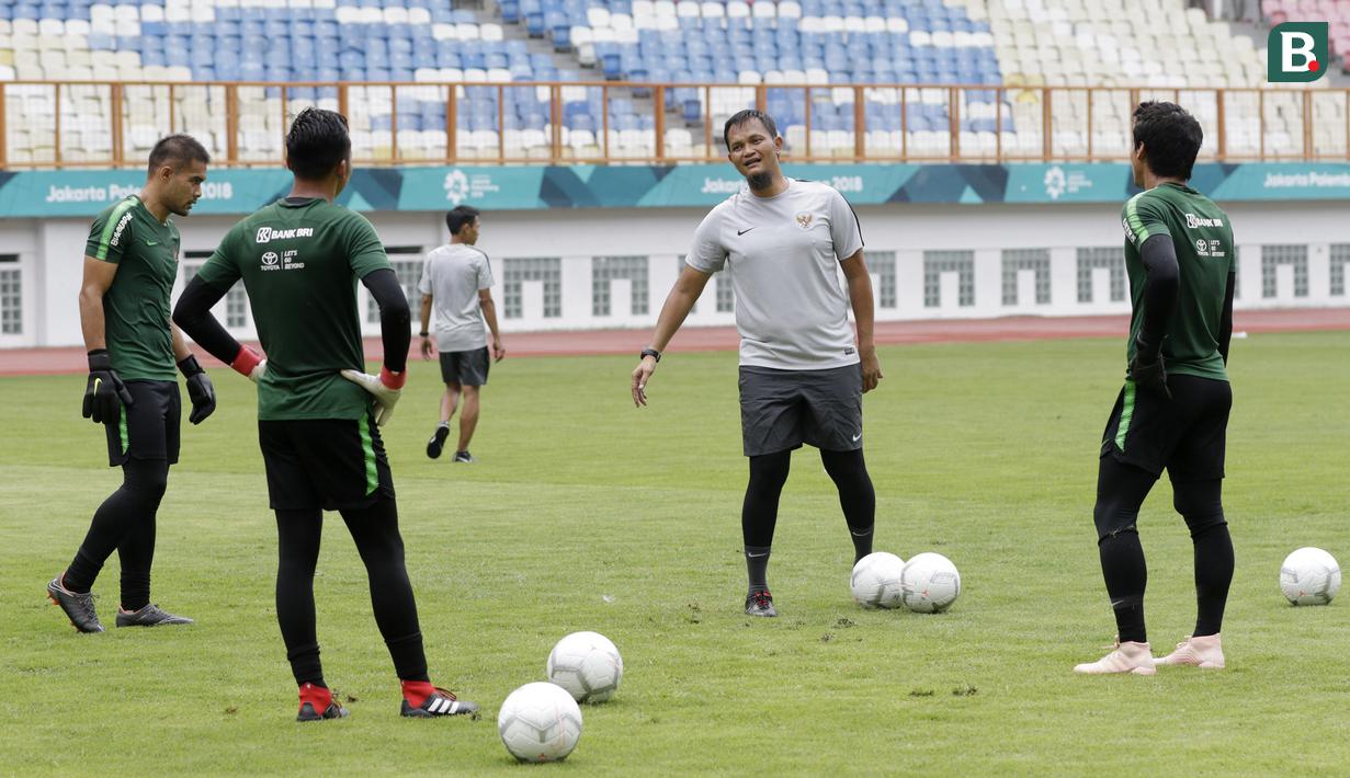Pelatih kiper Timnas Indonesia, Kurnia Sandy, saat sesi latihan di Stadion Wibawa Mukti, Jawa Barat, Minggu (4/11). Latihan ini merupakan persiapan jelang Piala AFF 2018. (Bola.com/M Iqbal Ichsan)