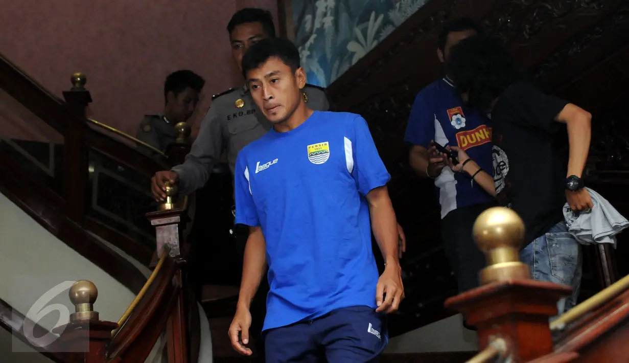 Penyerang Persib, Samsul Arif berjalan untuk makan bersama di hotel Tyara Plaza, Ciamis. Sabtu (9/4/2016). Persib akan melakoni laga segitiga melawan PSGC Ciamis, Minggu (10/4). (Liputan6.com/Helmi Fithriansyah)