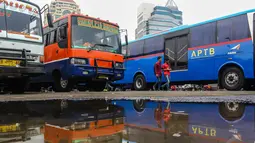 Kondisi Terminal Senen, Jakarta, juga terlihat kumuh karena sampah yang bertebaran sehingga menambah kesan tidak terawat.  Foto diambil pada Kamis (6/11/2014). (Liputan6.com/Faizal Fanani)