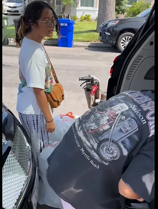 Cinta tampak di bantu oleh sang adik, Nino Kuya memasukkan plastik yang akan dijual ke tempat daur ulang.  [Instagram/king_uyakuya]