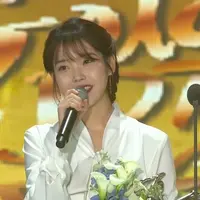 IU berhasil meraih penghargaan Daesang di ajang Golden Disc Awards 2018. (Foto: Soompi.com)