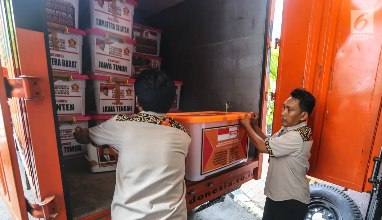 Petugas menurunkan berkas milik partai politik calon peserta pemilu 2019 dari mobil di kantor KPU, Jakarta, Selasa (17/10). (Liputan6.com/Faizal Fanani)