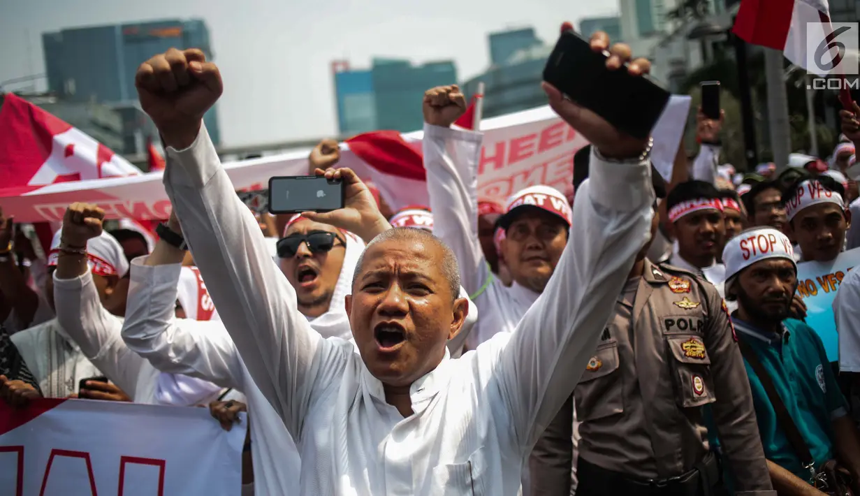 Calon jemaah haji dan umroh menggelar aksi damai di depan kedutaan Arab Saudi, Jakarta, Kamis (3/10). Mereka menolak kebijakan aturan biometrik untuk pengajuan visa umrah melalui VFS Tasheel yang ada di Indonesia. (Liputan6.com/Faizal Fanani)
