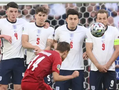 Pada menit ke-30 tendangan bebas yang didapatkan oleh Timnas Denmark tidak disia-siakan oleh Mikkel Damsgaard dan berhasil menjebol gawang Timnas Inggris. (Foto: AP/Pool/Laurence Griffiths)