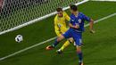 Striker Kroasia, Nikola Kalinic, menaklukkan kiper Spanyol, David De Gea, saat mencetak gol balasan pada laga Grup D Piala Eropa 2016 di Stade Mahmut-Atlantique, Bordeaux, Rabu (22/6/2016) dini hari WIB. (AFP/Mehdi Fedouach)