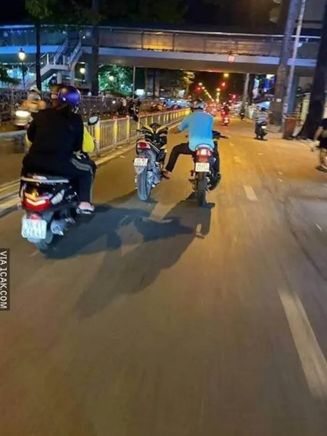 6 Aksi Orang Dorong Kendaraan di Jalan Raya Ini Bikin Geleng Kepala