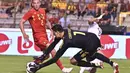Kiper Belgia, Thibaut Courtois mengamankan bola sepakan pemain Mesir, Trezeguet pada laga uji coba di King Baudouin stadium, Brussels, (6/6/2018) waktu setempat. Belgia menang 3-0.(AP/Geert Vanden Wijngaert)