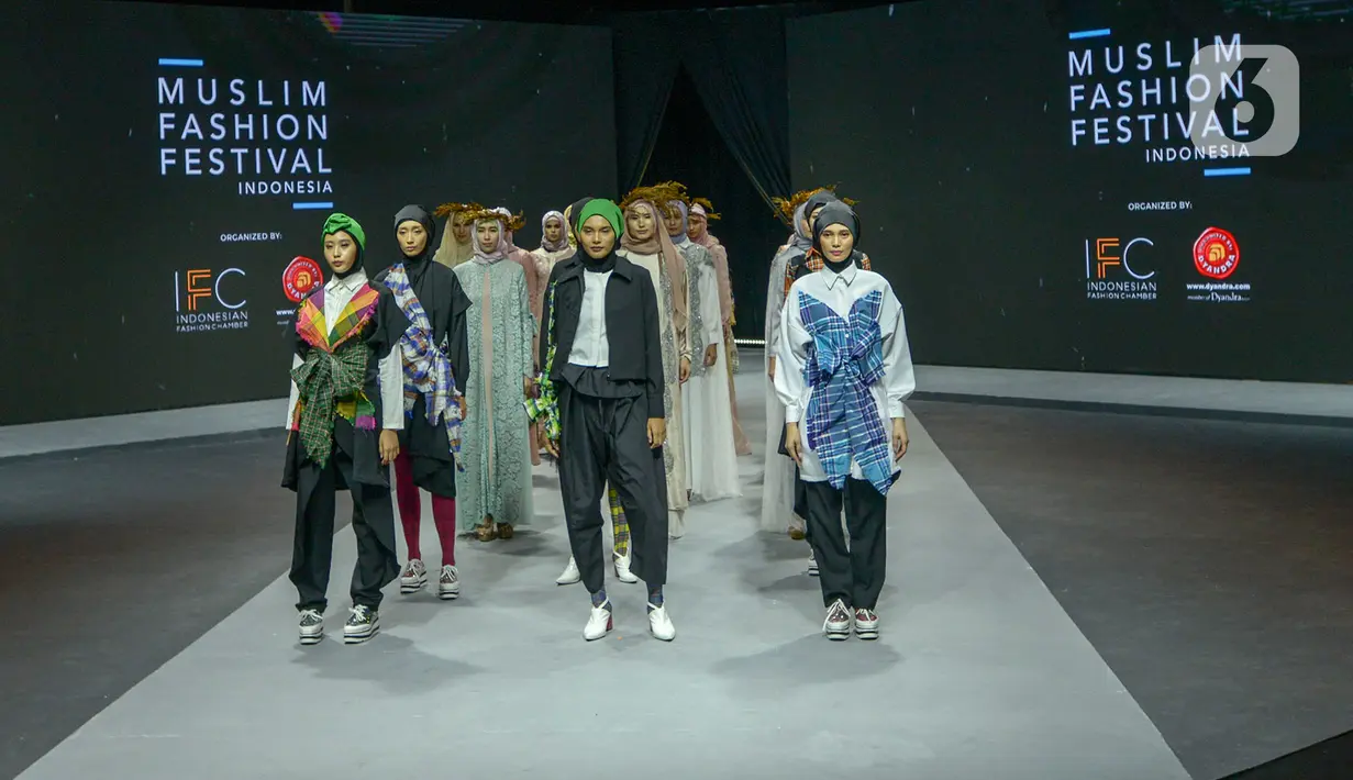 Model memeragakan busana dalam Muslim Fashion Festival (Muffest) 2020 di Jakarta Convention Center (JCC), Jakarta, Kamis (20/2/2020). Muffest 2020 menggaungkan tema kepedulian terhadap lingkungan. (merdeka.com/Imam Buhori)