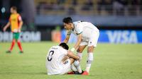 Pemain Timnas Indonesia U-17 tertunduk lesu setelah kalah 1-3 dari Maroko di Stadion Gelora Bung Tomo (GBT), Surabaya, Jawa Timur, Kamis (16/11/2023) malam WIB. (Bola.com/Bagaskara Lazuardi)