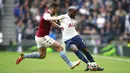 Pemain Aston Villa Matty Cash (kiri) berebut bola dengan pemain Tottenham Tottenham Hotspur Tanguy Ndombele pada pertandingan sepak bola Liga Inggris di Stadion Tottenham Hotspur, London, Inggris, Minggu (3/10/2021). Tottenham Hotspur menang 2-1. (AP Photo/Ian Walton)