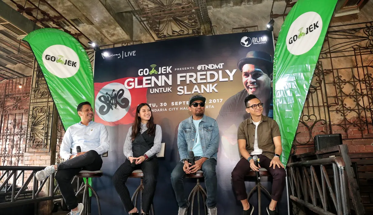 “Aduhh, kalian kan punya instagram, pasti punya interprestasi sendiri. Saya cuma mau bilang menyenangkan kalau bisa mendapat support dari orang-orang yang mau mendukung dengan apa yang akan kalian ingin lakukan,” kata Glenn.  (Adrian Putra/Bintang.com)