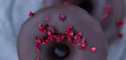 Ingin menikmati camilan yang berbeda? Donut choco berry bisa menjadi pilihan dengan kombinasi rasa cokelat dan buah beri yang menggugah selera. (Foto/Dok: Pexels)