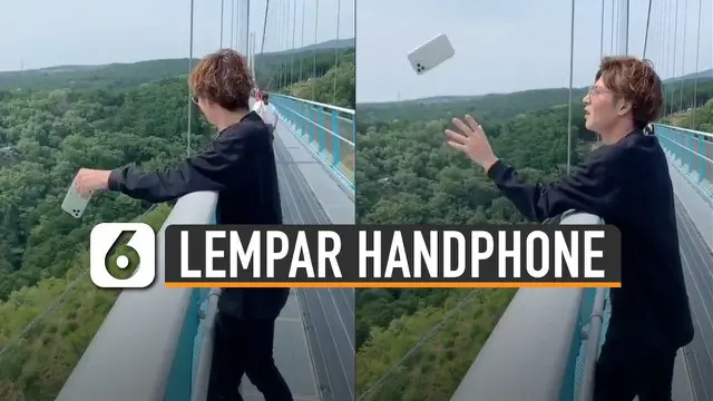 Video seorang pria bermain lempar handphone di atas jembatan mengundang perhatian.