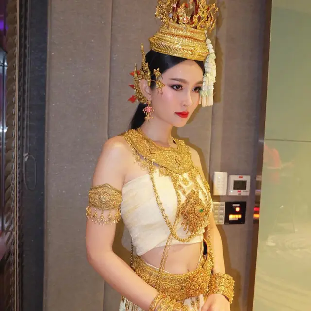 Nong Poy dalam pakaian tradisional Thailand. (Instagram/@poydtreechada)