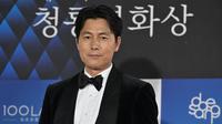 Jung Woo Sung di acara Dragon Blue Film Award ke-43 di Seoul, Korea Selatan, pada 25 November 2022. (dok. ANTHONY WALLACE / AFP)
