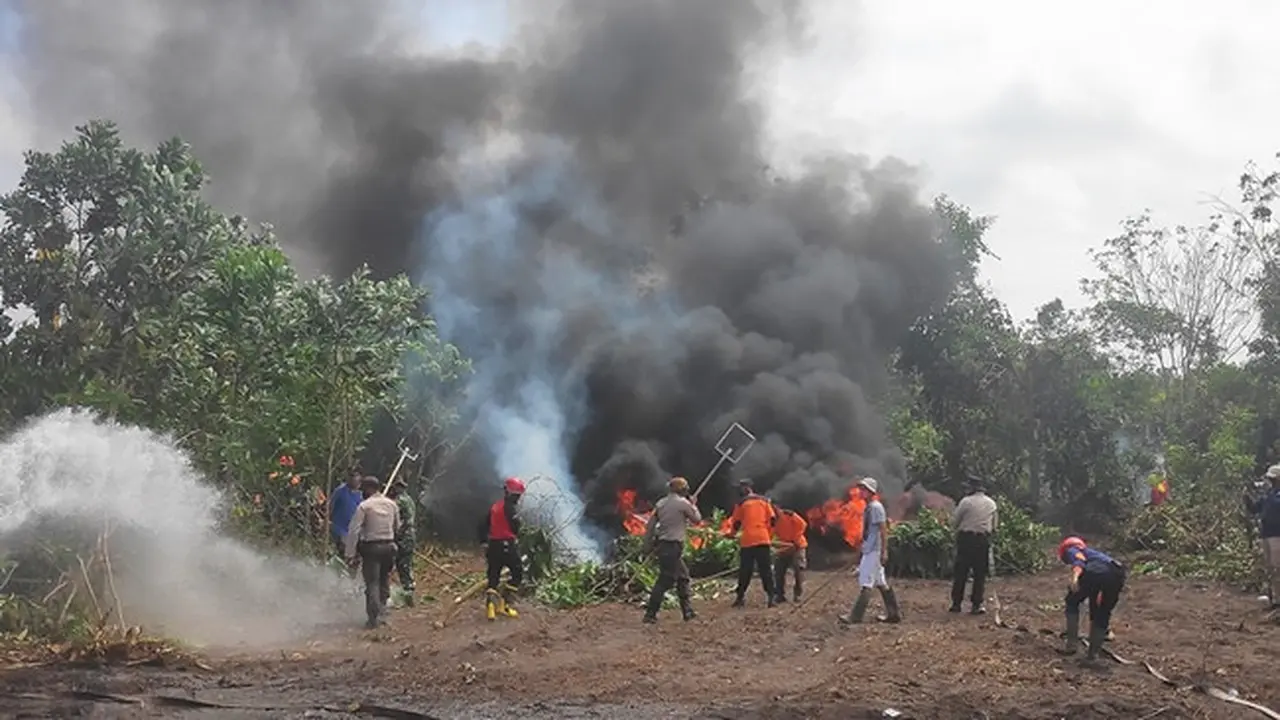 Simulasi penanganan kebakaran lahan di Kabupaten Siak oleh Satgas Karhutla Riau.