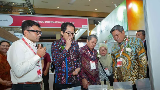 Wakil Menteri Perindustrian Faisol Riza (kedua kiri) saat mengunjungi pameran Food Ingredients Asia (Fi Asia) 2026. (Dok Kemenperin)