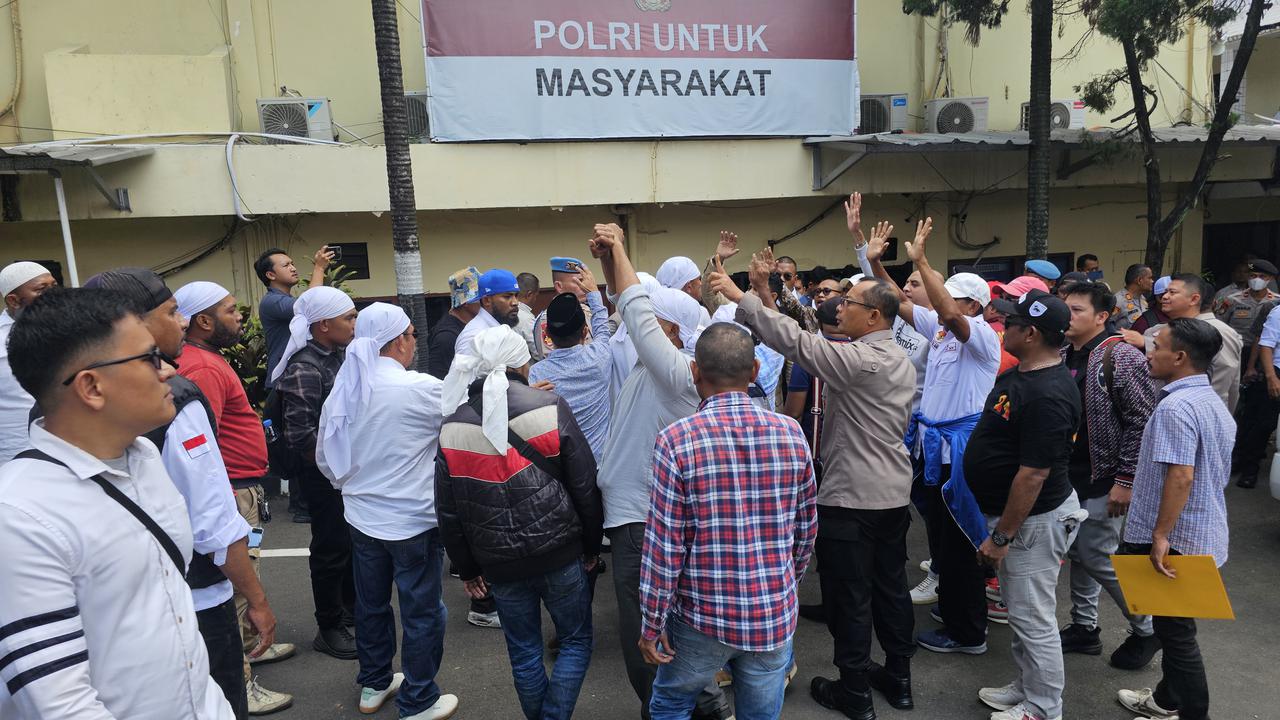 keluarga korban pemnganiayaan anggota TNI AL geruduk Polres Depok