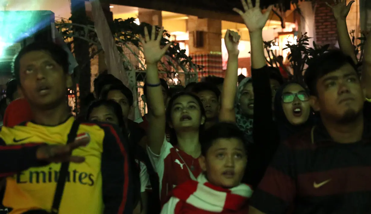 Suporter yang tergabung dalam Arsenal Indonesia Supporters (AIS) memeriahkan acara nonton bareng Liga Premier Inggris antara Newcastle United melawan Arsenal di Gumati Cafe, Bogor. Sabtu (29/8/2015). (Bola.com/Arief Bagus)