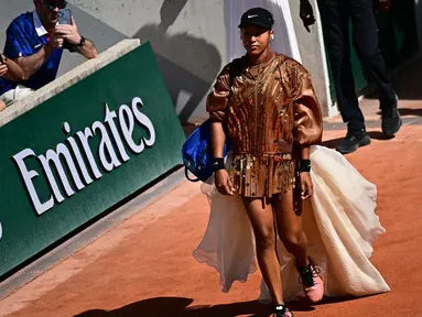 Naomi Osaka dari Jepang tiba sebelum pertandingan tunggal putri melawan Donna Vekic (Kroasia) pada hari ke-5 turnamen Prancis Terbuka 2026 di Lapangan Simonne-Mathieu, Kompleks Roland-Garros, Paris pada Kamis 28 Mei 2026. (JULIEN DE ROSA/AFP)