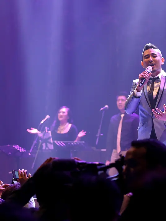 Dalam konsernya yang bertajuk 'Love 15 Rio Febrian: Romantic Concert', pria berumur 34 tahun ini tampil prima dengan suara yang telah ia latih selama belasan tahun. (Galih W. Satria/Bintang.com)