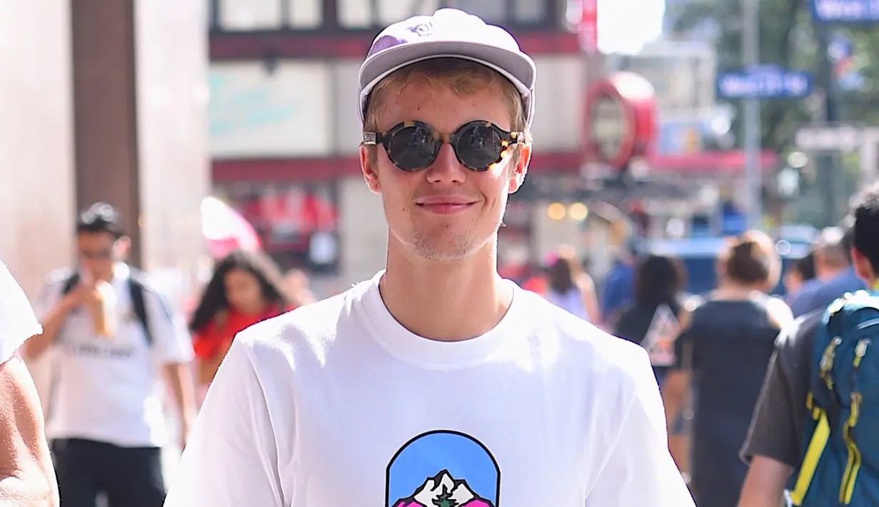 Justin Bieber dan tema-temannya pun berteriak untuk melepaskannya namun pria tersebut malah berteriak balik. (W Magazine)