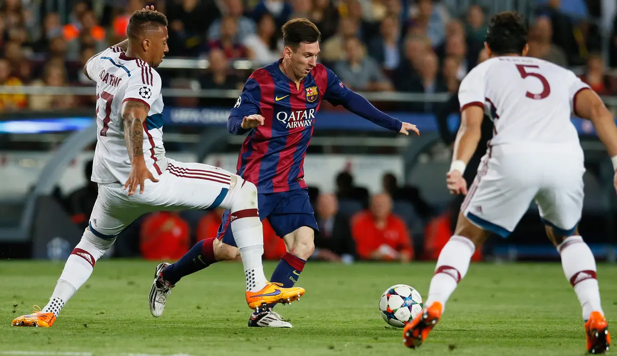 Penyerang Barcelona, Lionel Messi berusaha melewati dua pemain Bayern Muenchen Mehdi Benatia dan Jerome Boateng pada leg pertama babak semifinal Liga Champions di Camp Nou, Kamis (7/5/2015). Barcelona menang 3-0 atas Bayern Muenchen. (Reuters/Albert Gea)
