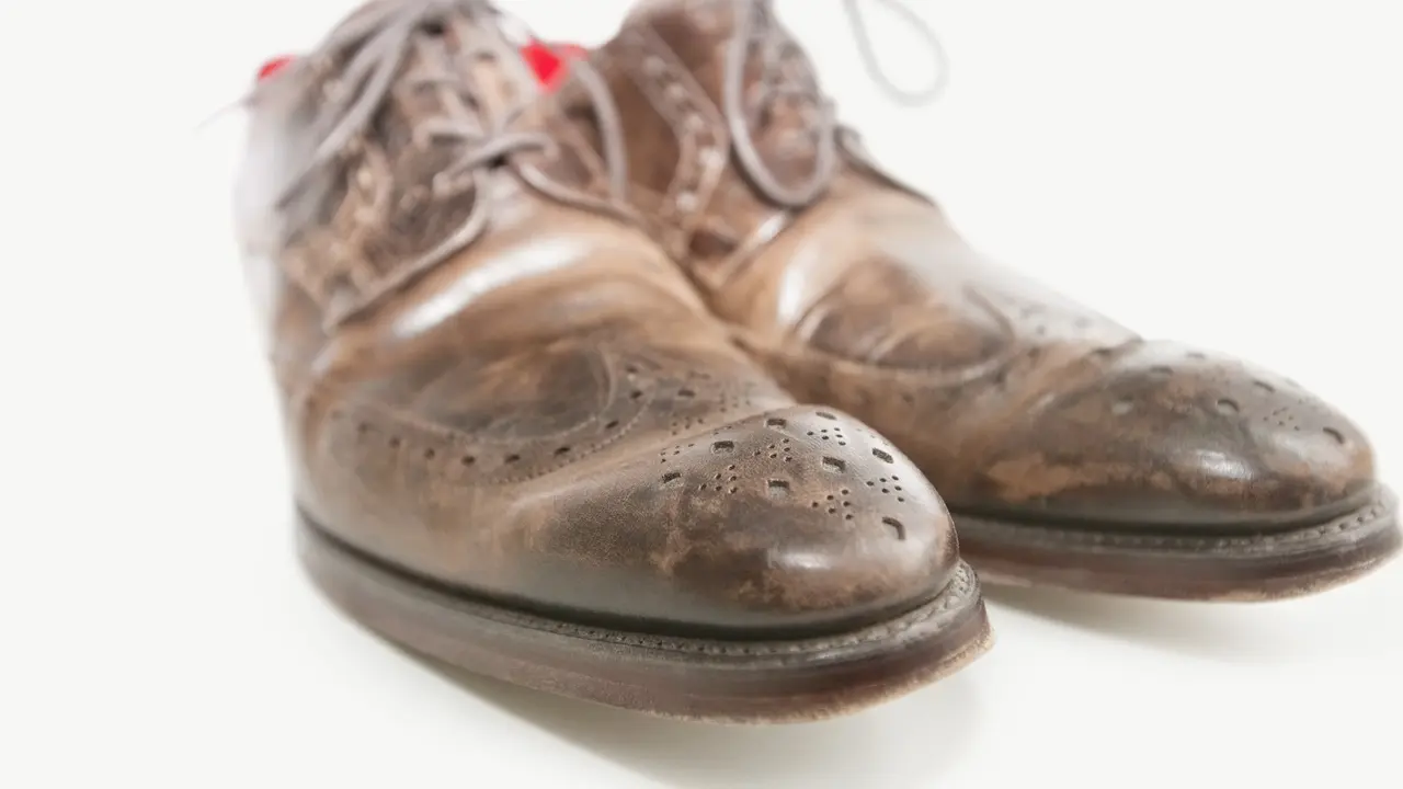Merawat Sepatu Kulit