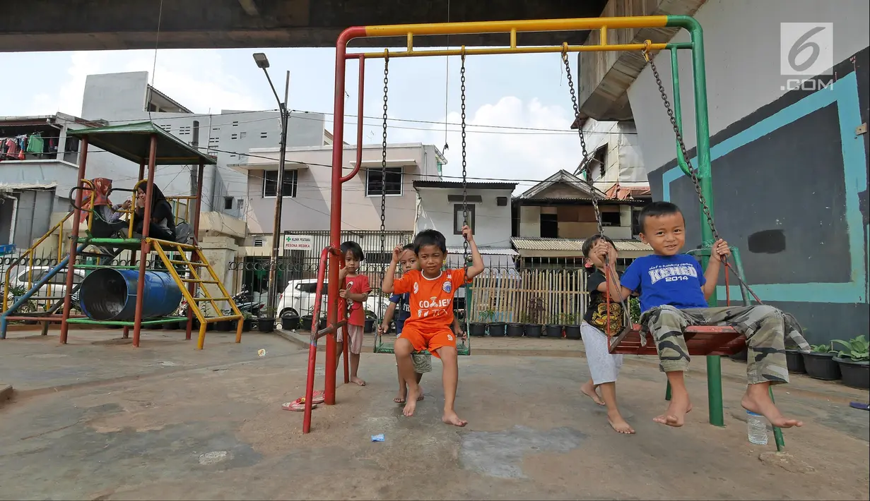 Anak-anak bermain ayunan di RPTRA kawasan Mangga Dua Selatan, Jakarta, Minggu (6/5). Sebelum dirubah menjadi RPTRA dua tahun lalu, kolong rel kereta tersebut merupakan tempat parkir dan tempat sampah. (Liputan6.com/Herman Zakharia)