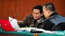 Tersangka kasus korupsi pengadaan bus TransJakarta, Udar Pristono (kiri) berbincang dengan penasehat hukumnya disela sidang lanjutan mendengarkan keterangan saksi di Pengadilan Tipikor, Jakarta, Rabu (20/5/2015). (Liputan6.com/Yoppy Renato)