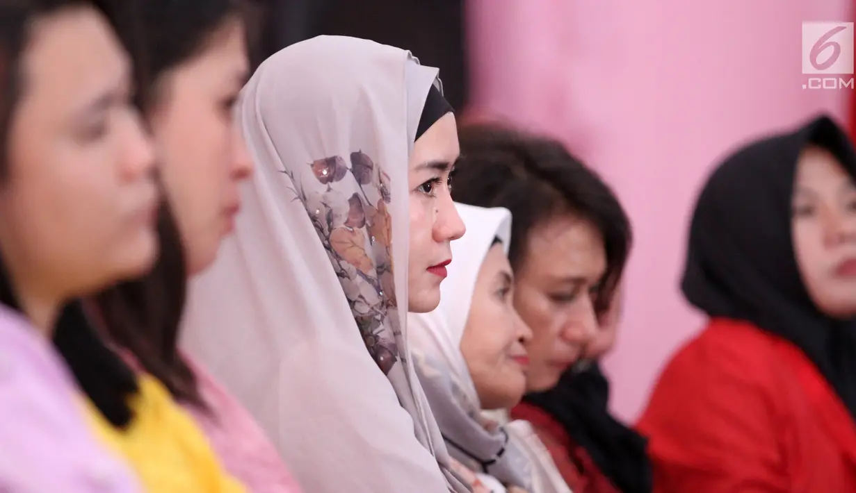 Penghuni lapas wanita menunggu untuk menggunakan hak pilihnya di TPS 56 Lapas Pemasyarakatan Perempuan Tangerang, Rabu (17/4). Penghuni Lapas Wanita menyalurkan hak pilihnya dengan berpakaian daerah,nuansa ini dipilih sekaligus untuk memperingati hari kartini pada bulan ini. (Liputan6.com/HO/Ading)