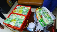 Barang bukti narkoba dari sindikat Malaysia yang disita petugas gabungan BNN dan Bea Cukai di Riau. (Liputan6.com/M Syukur)