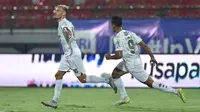 Tyronne del Pino mencetak dua gol ketika Persib Bandung bermain imbang 2-2 kontra Dewa United. (Bola.com/Dok.Persib Bandung).