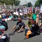 Puluhan ribu buruh pabrik kertas di Riau berunjuk rasa di depan rumah Gubernur Riau. Mereka menyuarakan kegundahan atas ancaman PHK. (Liputan6.com/M Syukur)