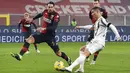 Striker Juventus, Cristiano Ronaldo, melepaskan tendangan saat melawan Genoa pada laga Liga Italia di Stadion Luigi-Ferraris, Senin (14/12/2020). Juventus menang dengan skor 1-3. (Tano Pecoraro/LaPresse via AP)