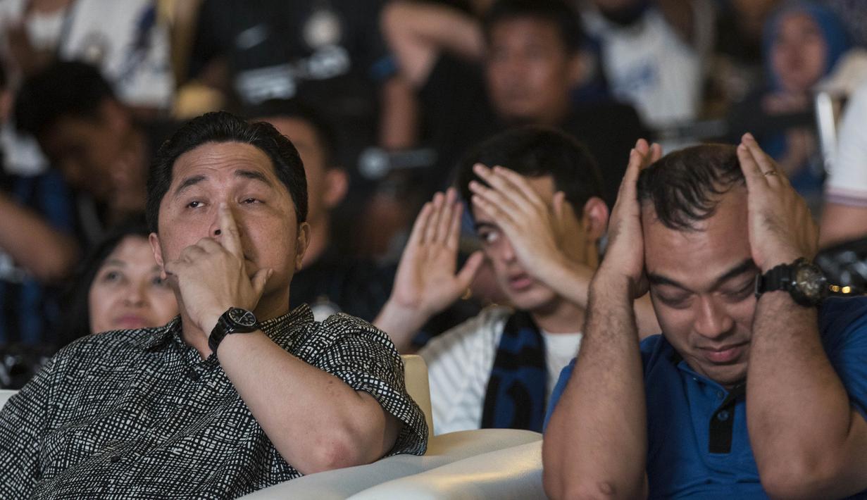 Pebisnis Indonesia yang juga Presiden Inter Milan, Erick Thohir, tampak  kecewa kecewa menyaksikan tim miliknya gagal mencetak gol ke gawang Sassuolo. (Bola.com/Vitalis Yogi Trisna)