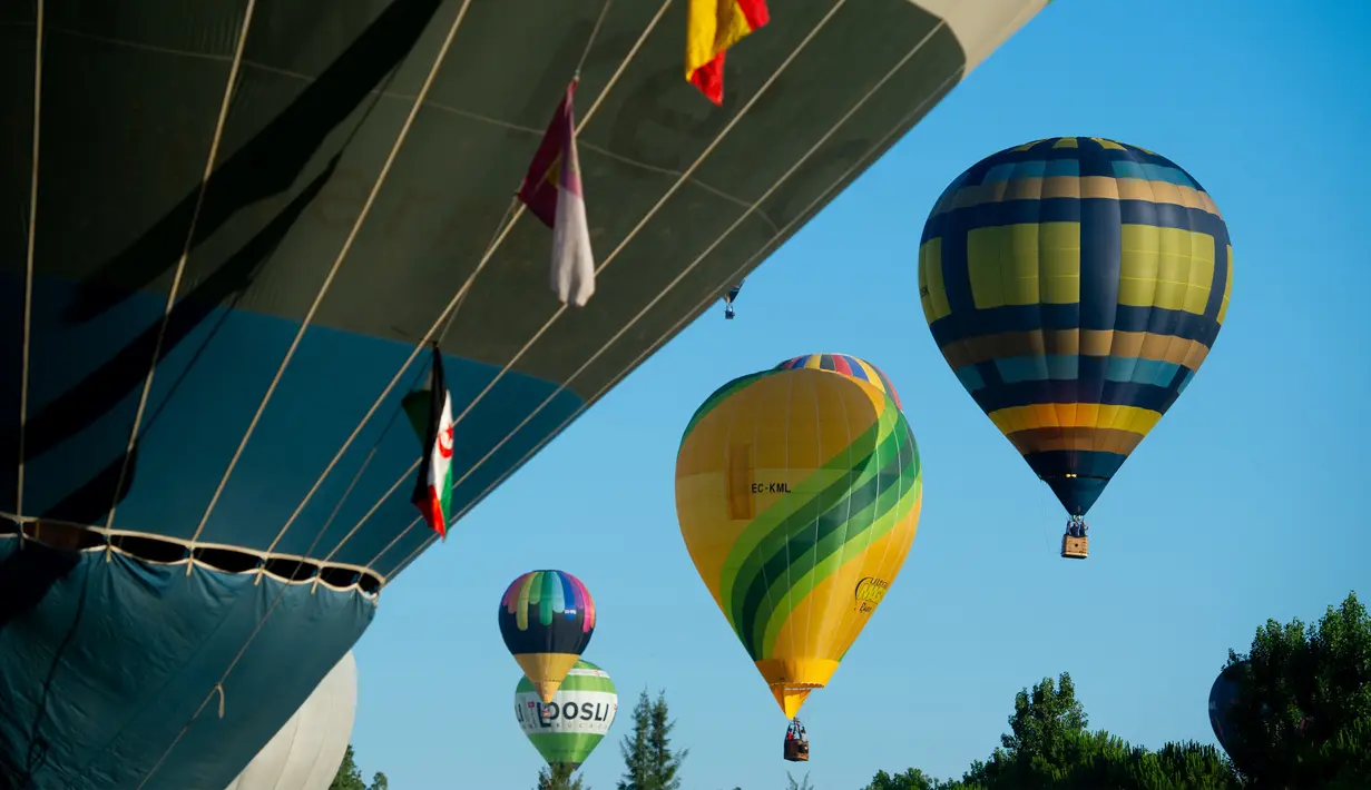 Balon udara terbang selama Festival Balon Eropa ke-23 di Igualada, Barcelona (11/7/2019). Festival Balon Eropa adalah yang terbesar di negara tersebut dan salah satu yang terbesar di Eropa. (AFP Photo/Josep Lago)