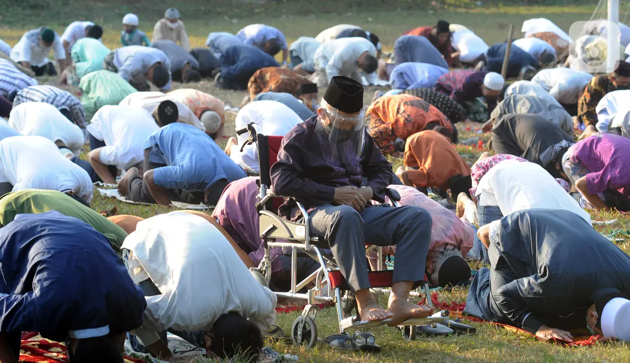Warga melaksanakan salat Idul Adha di Lapangan Perumahan Sawangan Permai, Depok, Jawa Barat, Jumat (31/7/2020). Hari ini, seluruh umat muslim di dunia merayakan Idul Adha 1441 H yang dilanjutkan dengan pemotongan hewan kurban. (merdeka.com/Arie Basuki)