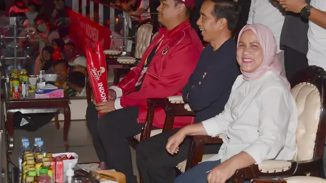 Jokowi bersama Ibu Negara Iriana menyaksikan langsung pertandingan semifinal kejuaraan badminton Indonesia Open 2023