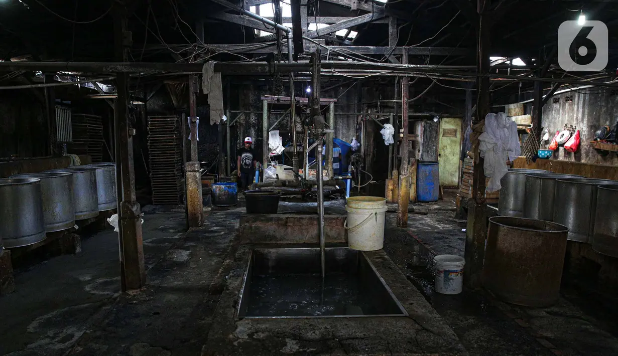 Suasana sepi tempat produksi tahu ketika melakukan mogok produksi di pabrik tahu di Jakarta, Senin (21/2/2022). Sejumlah pekerja pembuat tempe dan tahu di Jabodetabek melakukan aksi mogok produksi pada Senin (21/2) hingga Rabu (23/2). (Liputan6.com/Faizal Fanani)