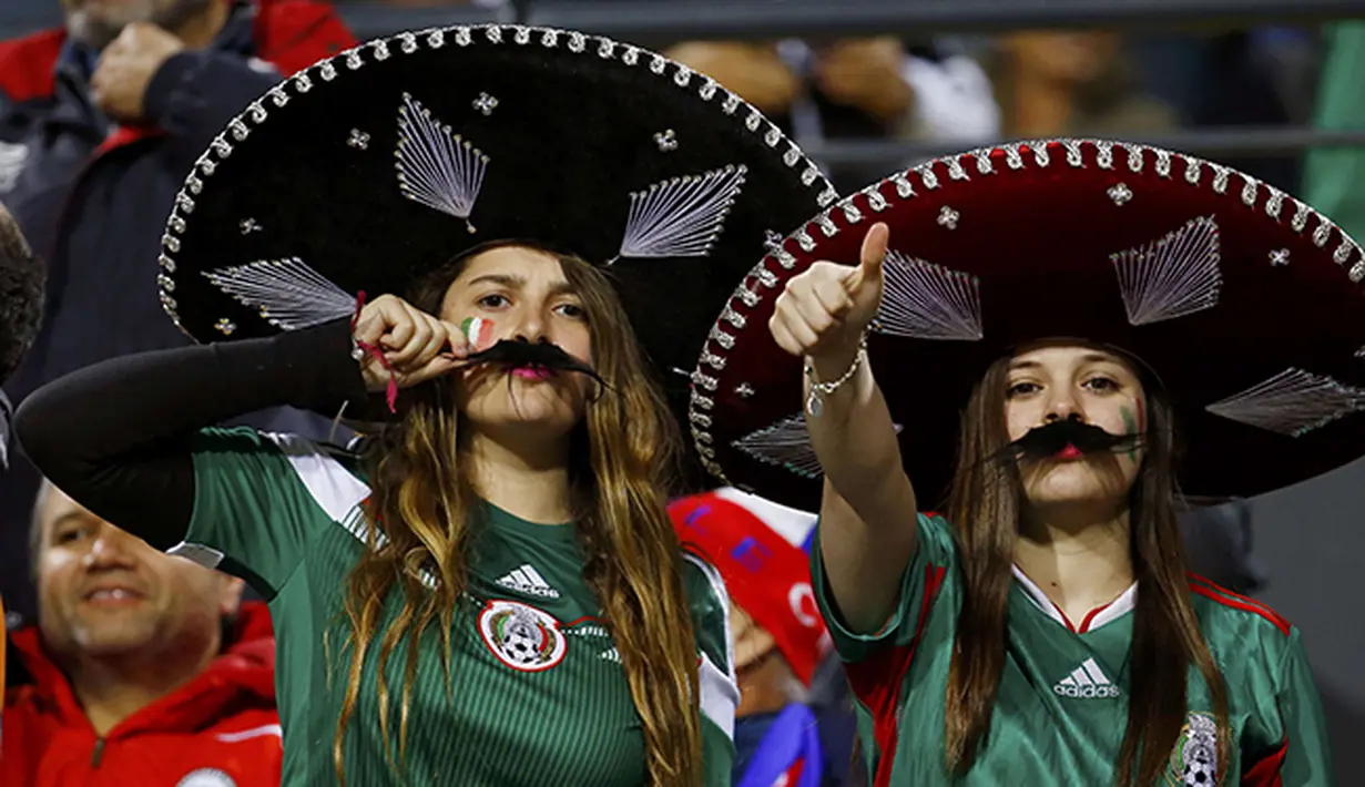 Pesona kecantikan wanita suporter Meksiko. (REUTERS/Ivan Alvarado)
