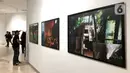 Pengunjung mengamati karya fotografi yang dipajang dalam pameran bertajuk Innovation di Erasmus Huis, Jakarta, Kamis (5/3/2020). Pameran yang menceritakan tentang inovasi dari karya dari 10 pewarta foto tersebut berlangsung hingga 5 April 2020. (Liputan6.com/Immanuel Antonius)