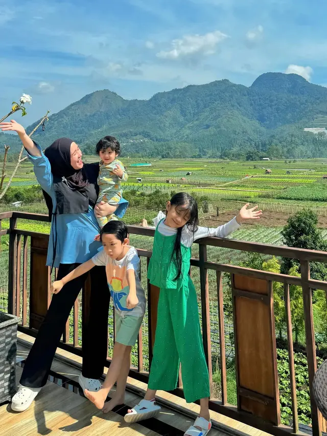 7 Potret Ryana Dea Mendadak Mudik ke Malang, Main ke Pantai dan Gunung Bareng Anak