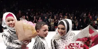 Bersama kedua anaknya, Ariannha Amora Lemos dan Kellen Alexander Lemos, Krisdayanti tampil dalam peragaan busana di ajang Indonesia Fashion Week 2016. (Instagram/@krisdayantilemos).