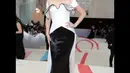 Devon Aoki tampil dalam balutan mermaid dress nuansa monokrom  yang dilengkapi bustier dan sayap di dada, rancangan Jeremy Scott. [Foto: IG/jeremyscott].