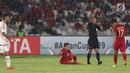 Pemain Timnas Indonesia U-19, Egy Maulana Vikriterduduk menahan sakit saat melawan UEA U-19 pada penyisihan Grup A Piala AFC U-19 2018 di Stadion GBK, Jakarta, Rabu (24/10). Babak pertama, Indonesia unggul 1-0. (Liputan6.com/Helmi Fithriansyah)