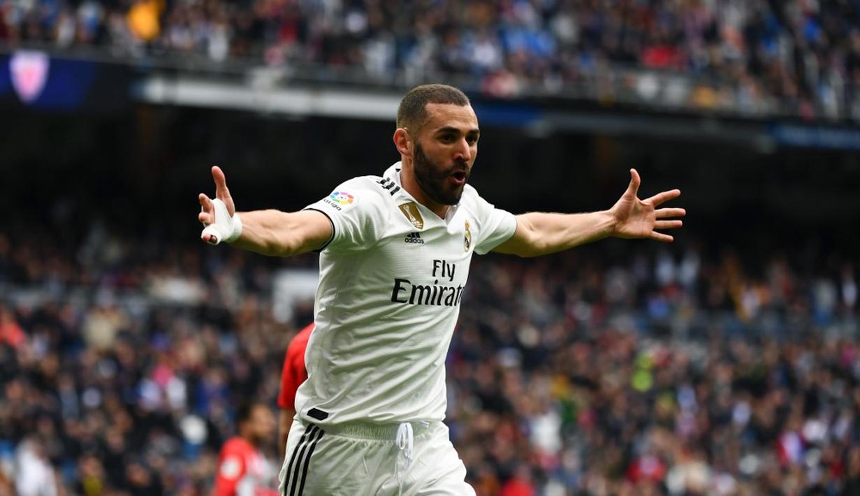 Selebrasi Karim Benzema pada laga lanjutan La Liga di pekan ke-33 yang berlangsung di Stadion Santiago Bernabeu, Madrid Minggu (21/4). Real Madrid menang 3-0 atas Bilbao. (AFP/Gabriel Bouys)